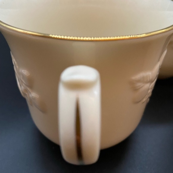 💥SOLD💥 EUC Lenox Cream Colored and Gold Grape Design Mugs - Picture 4 of 8